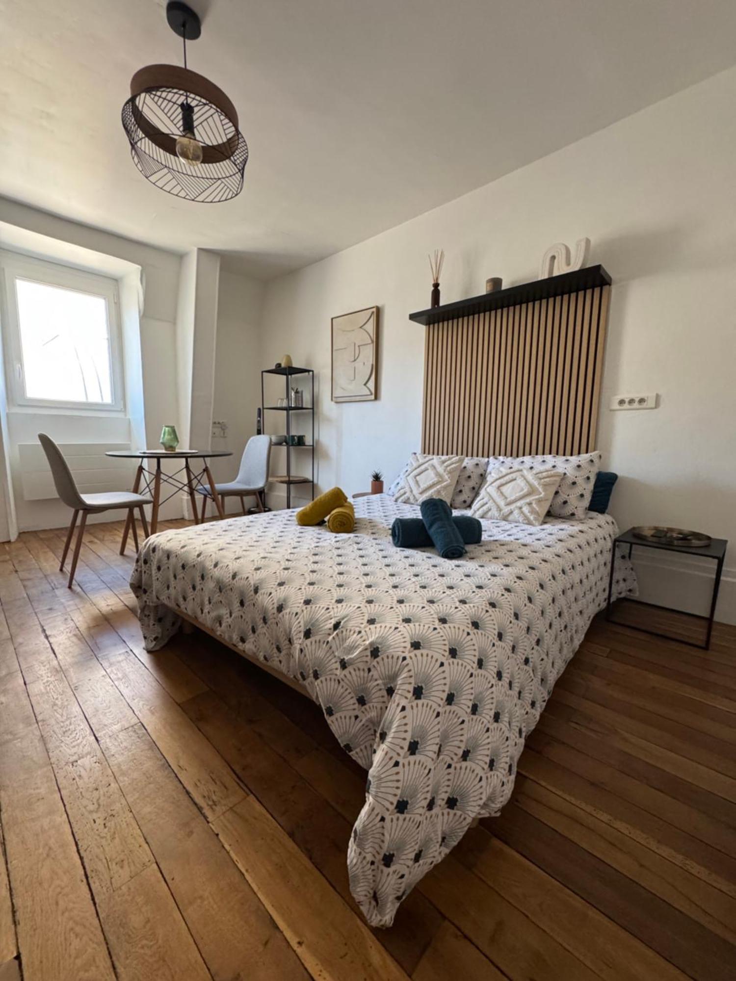 Charmant Appartement Au Coeur De Бурж Экстерьер фото