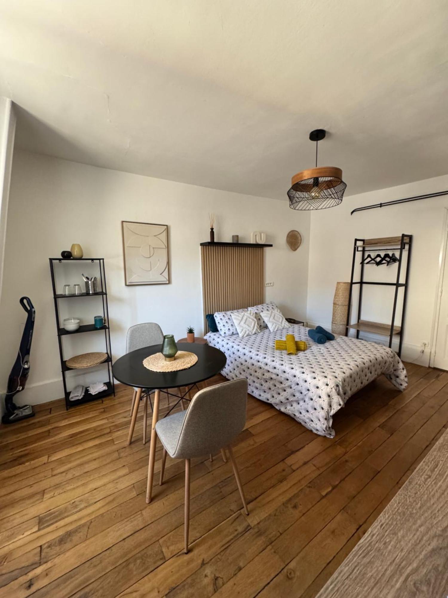 Charmant Appartement Au Coeur De Бурж Экстерьер фото